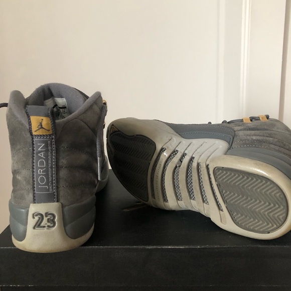 Jordan 23 grey. Like new. Size 6 - old kid = 7.5 women - Picture 5 of 5